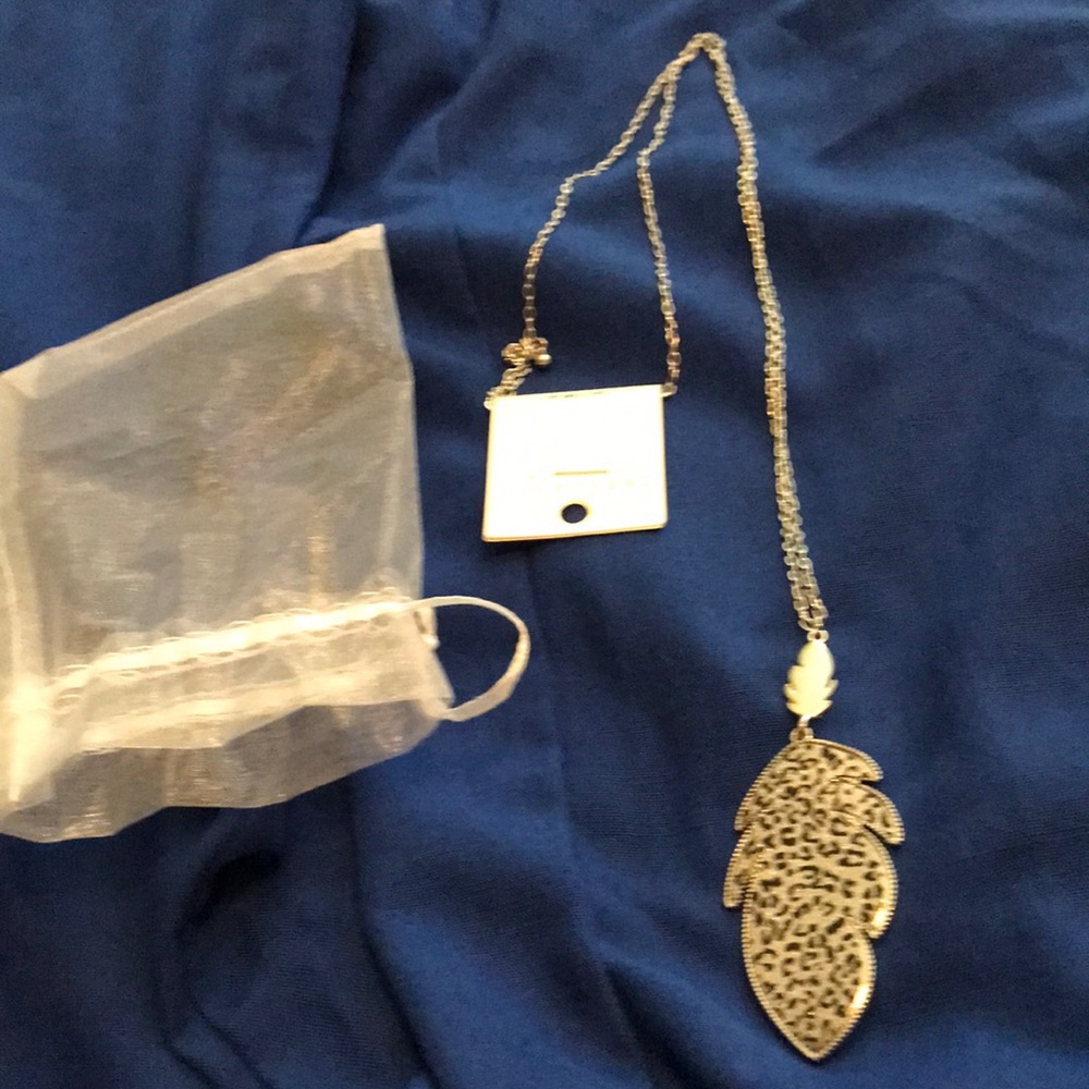 Leaf silver and black long necklace.